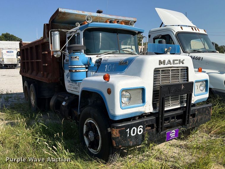image for item FT6216 1989 Mack R690ST dump truck
