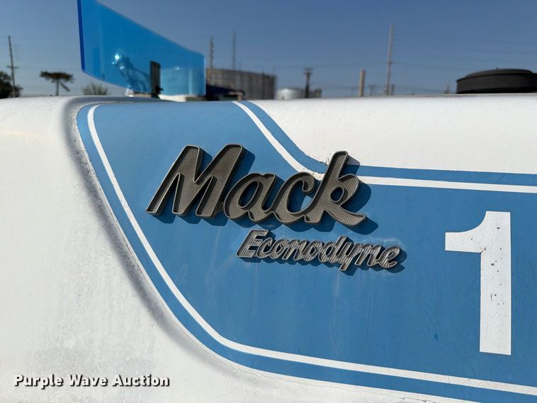 image for item FT6216 1989 Mack R690ST dump truck