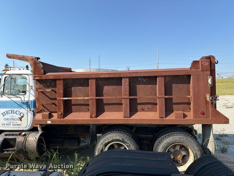 image for item FT6216 1989 Mack R690ST dump truck