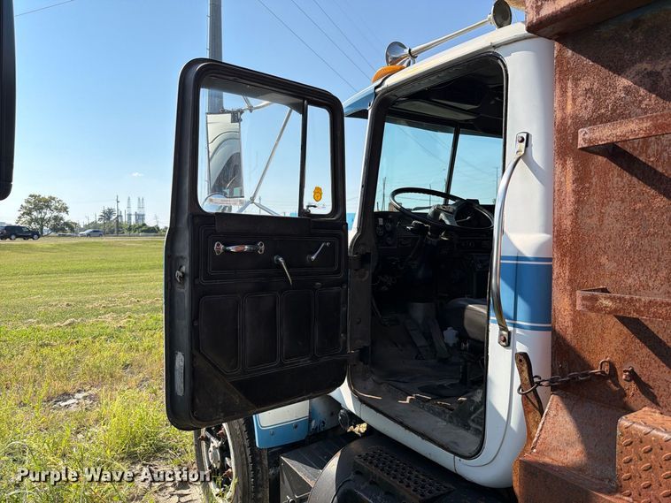 image for item FT6216 1989 Mack R690ST dump truck