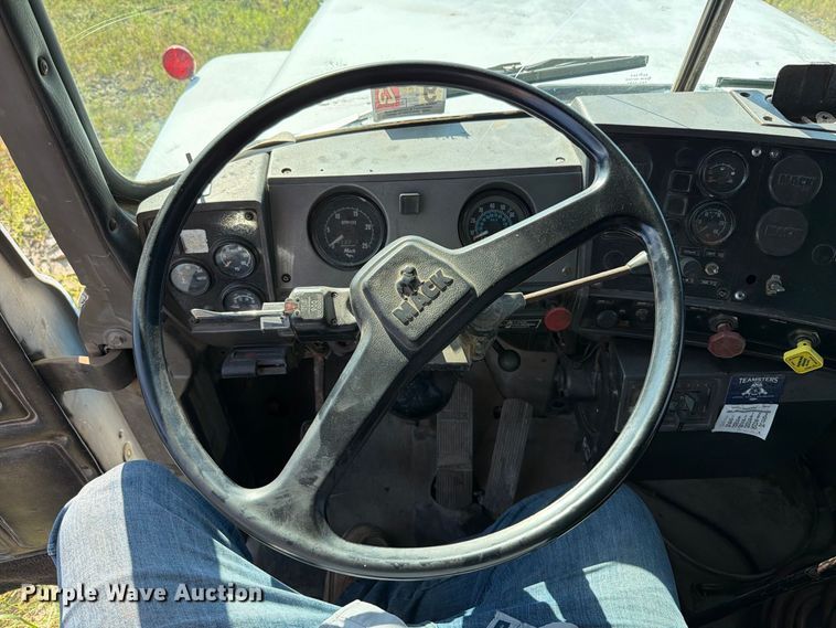 image for item FT6216 1989 Mack R690ST dump truck