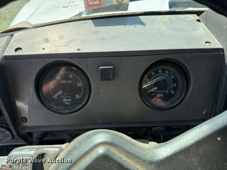 image for item FT6216 1989 Mack R690ST dump truck