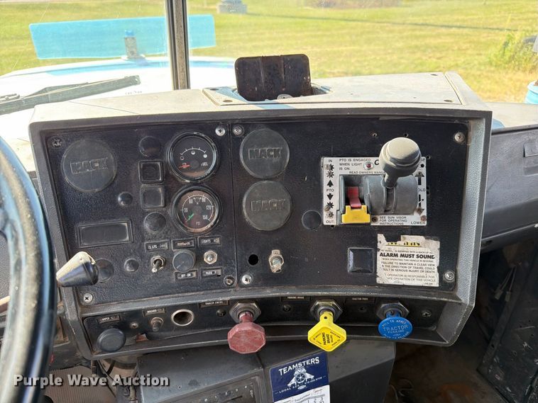 image for item FT6216 1989 Mack R690ST dump truck