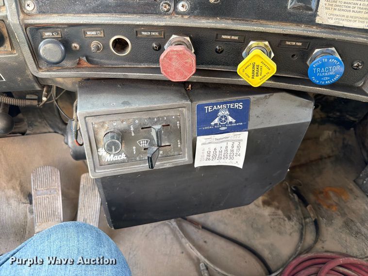 image for item FT6216 1989 Mack R690ST dump truck