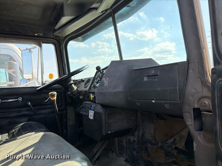 image for item FT6216 1989 Mack R690ST dump truck