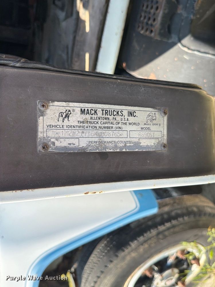 image for item FT6216 1989 Mack R690ST dump truck