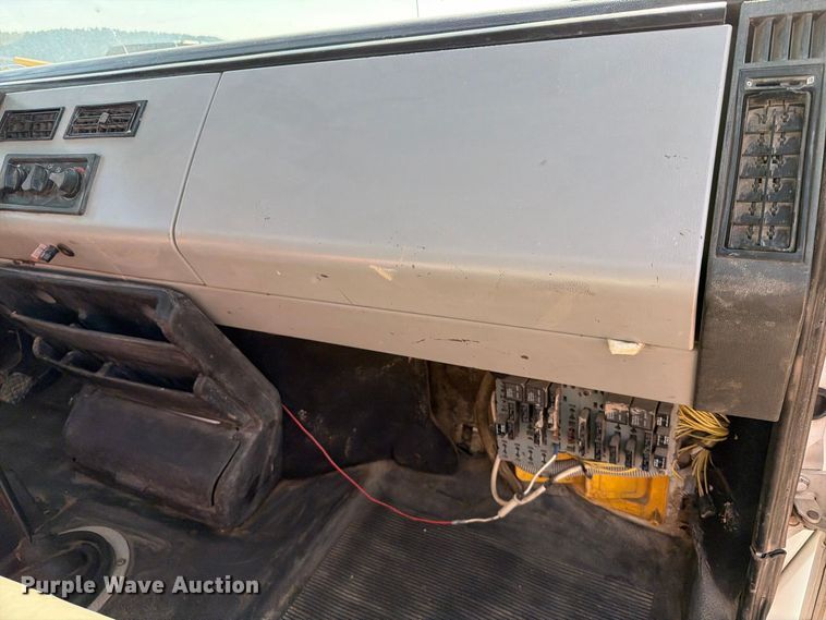 image for item FT6675 1993 Freightliner FL70 dump truck
