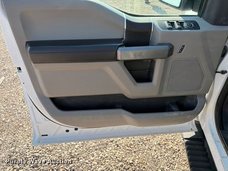 image for item FT6676 2017 Ford F150 Crew Cab pickup truck