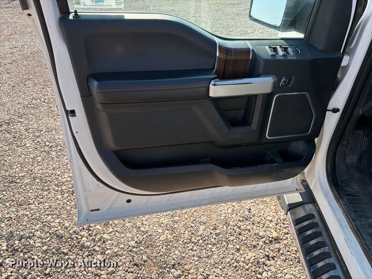 image for item FT6677 2016 Ford F150 Crew Cab pickup truck