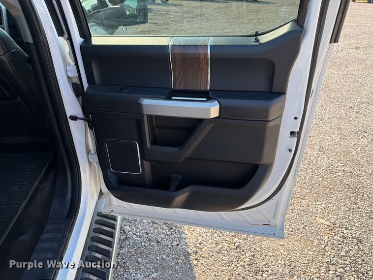 image for item FT6677 2016 Ford F150 Crew Cab pickup truck