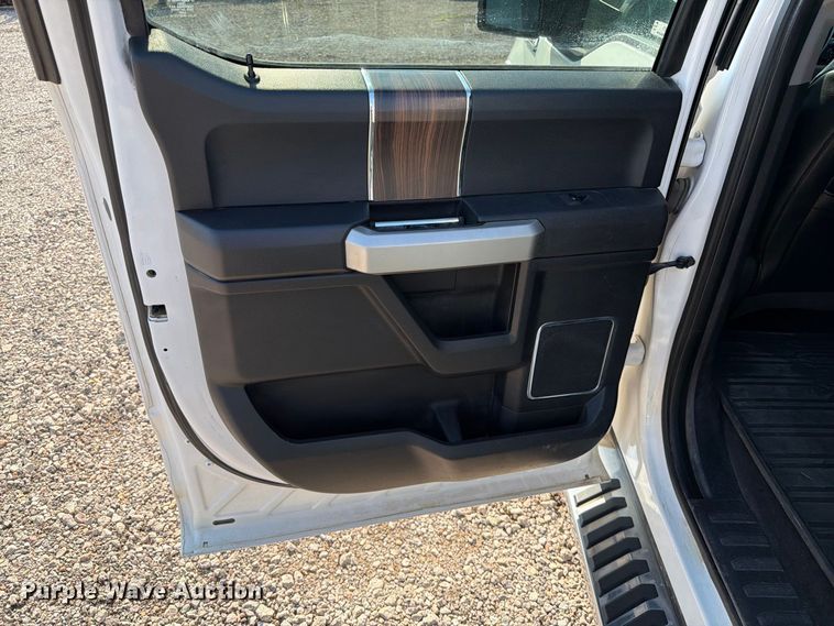 image for item FT6677 2016 Ford F150 Crew Cab pickup truck