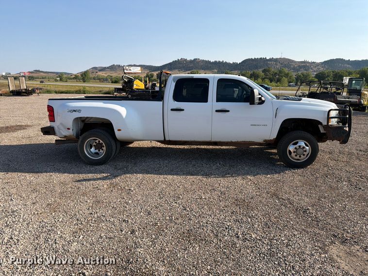 image for item FT6681 2013 Chevrolet Silverado 3500HD Crew Cab pickup truck
