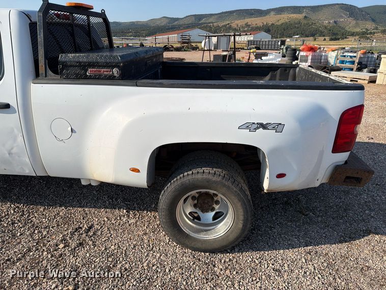 image for item FT6681 2013 Chevrolet Silverado 3500HD Crew Cab pickup truck