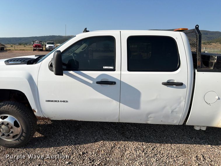 image for item FT6681 2013 Chevrolet Silverado 3500HD Crew Cab pickup truck