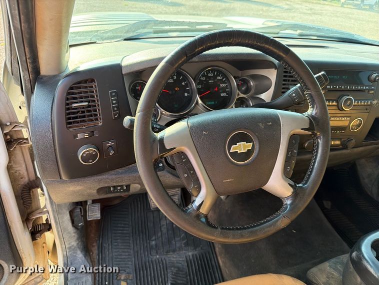 image for item FT6681 2013 Chevrolet Silverado 3500HD Crew Cab pickup truck