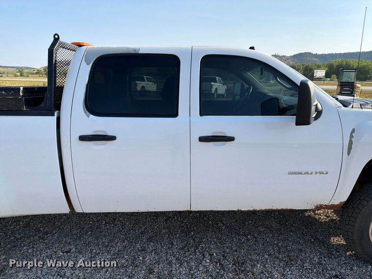 image for item FT6681 2013 Chevrolet Silverado 3500HD Crew Cab pickup truck