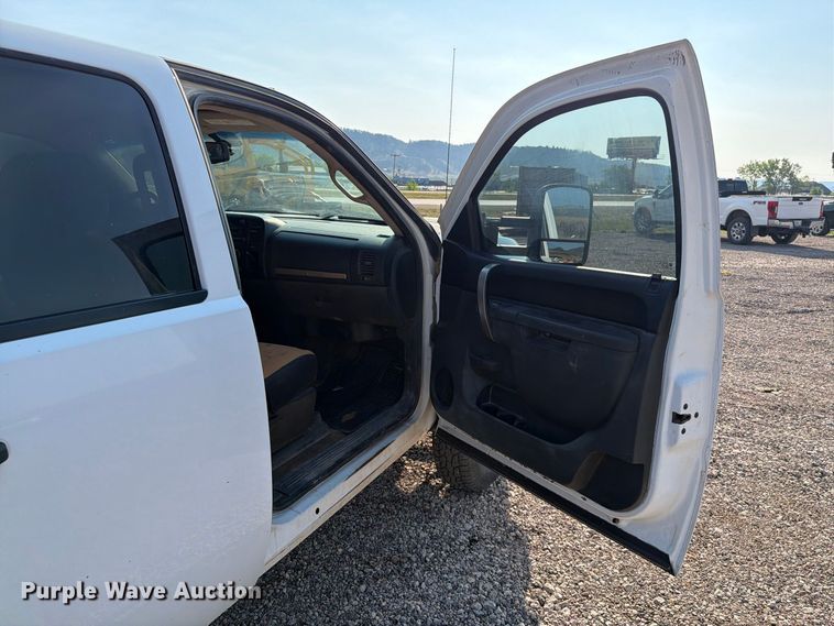 image for item FT6681 2013 Chevrolet Silverado 3500HD Crew Cab pickup truck