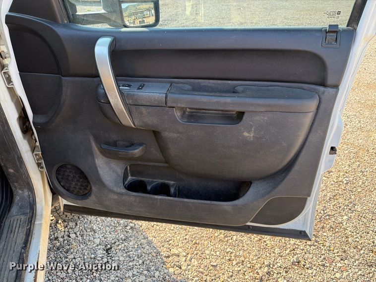 image for item FT6681 2013 Chevrolet Silverado 3500HD Crew Cab pickup truck
