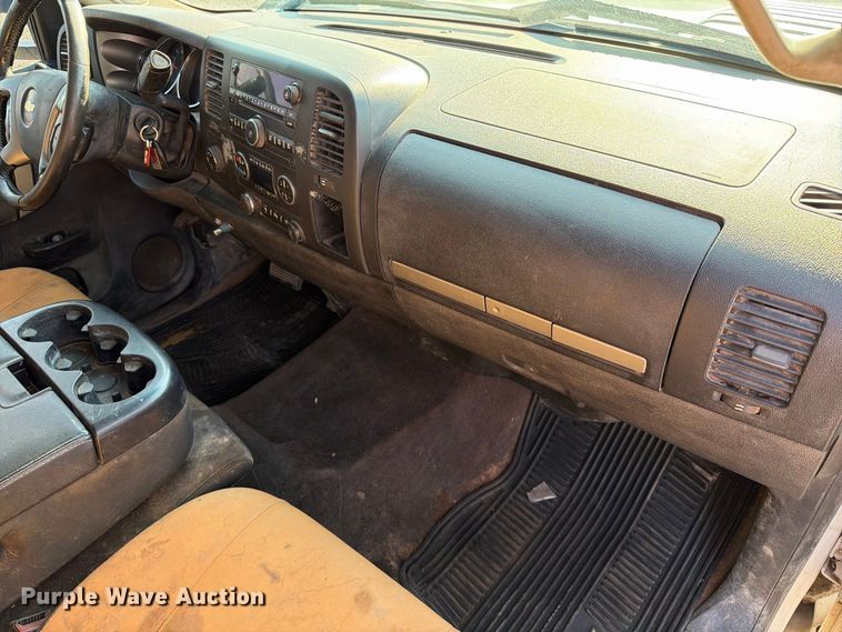 image for item FT6681 2013 Chevrolet Silverado 3500HD Crew Cab pickup truck