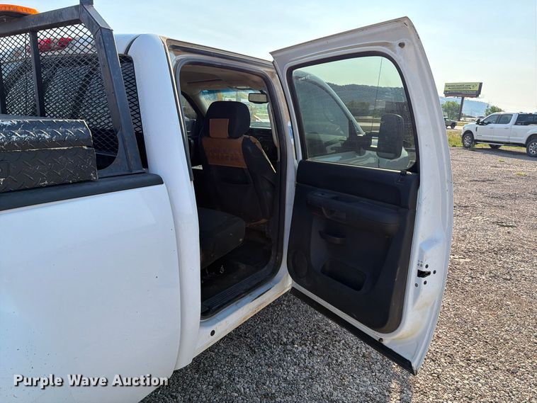 image for item FT6681 2013 Chevrolet Silverado 3500HD Crew Cab pickup truck