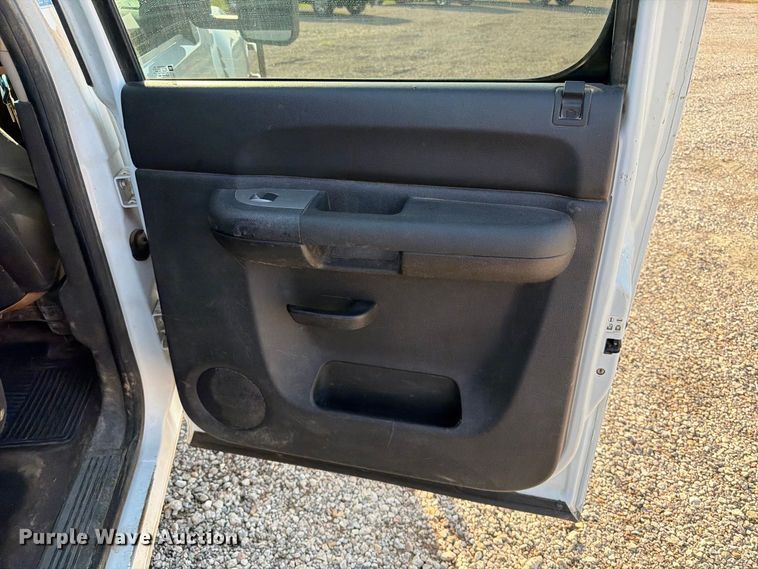 image for item FT6681 2013 Chevrolet Silverado 3500HD Crew Cab pickup truck