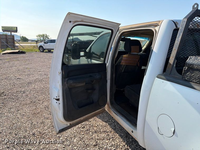 image for item FT6681 2013 Chevrolet Silverado 3500HD Crew Cab pickup truck