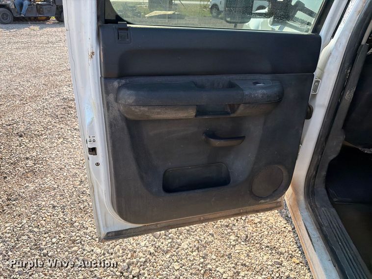 image for item FT6681 2013 Chevrolet Silverado 3500HD Crew Cab pickup truck