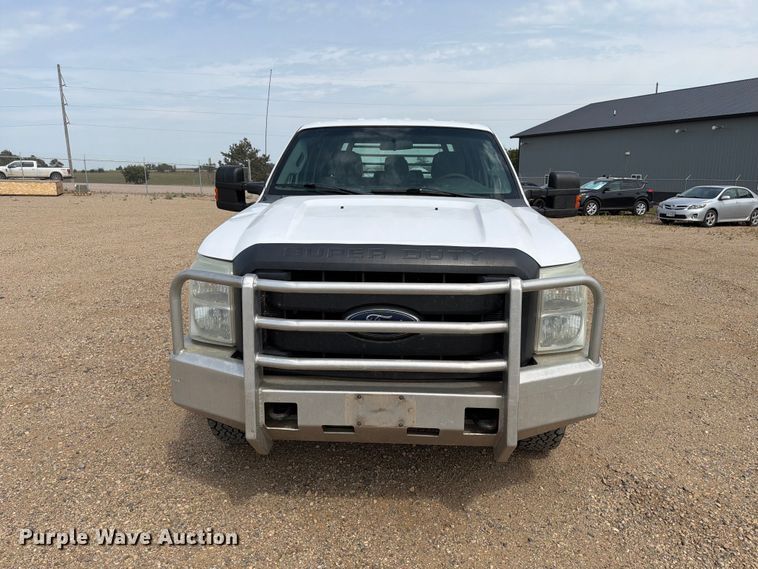image for item FT6691 2015 Ford F250 Super Duty Crew Cab flatbed pickup truck