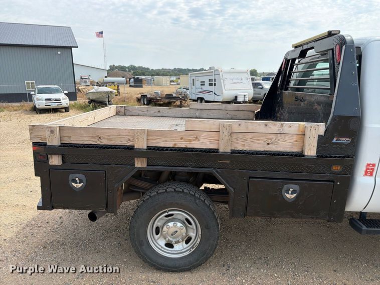image for item FT6691 2015 Ford F250 Super Duty Crew Cab flatbed pickup truck