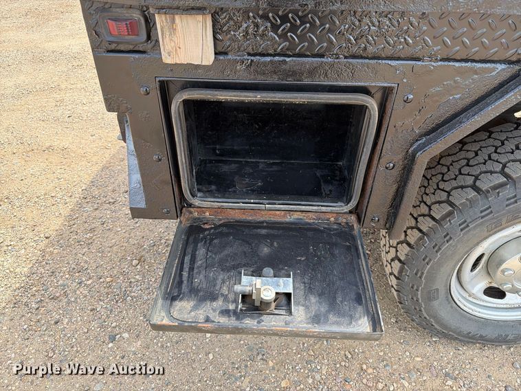 image for item FT6691 2015 Ford F250 Super Duty Crew Cab flatbed pickup truck