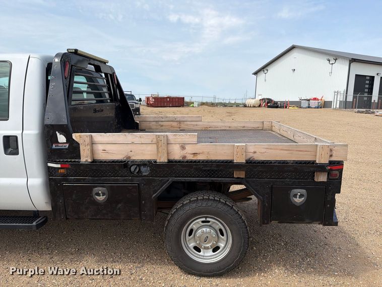 image for item FT6691 2015 Ford F250 Super Duty Crew Cab flatbed pickup truck