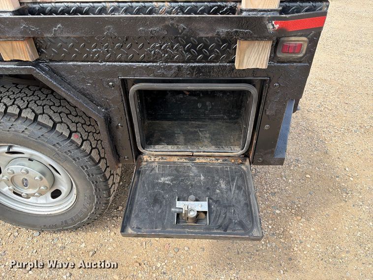 image for item FT6691 2015 Ford F250 Super Duty Crew Cab flatbed pickup truck