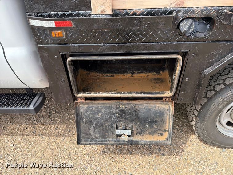 image for item FT6691 2015 Ford F250 Super Duty Crew Cab flatbed pickup truck