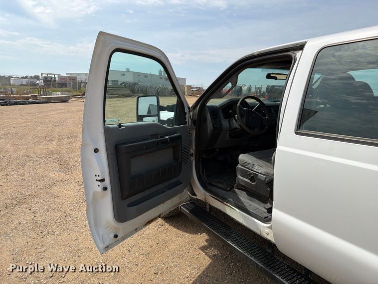 image for item FT6691 2015 Ford F250 Super Duty Crew Cab flatbed pickup truck