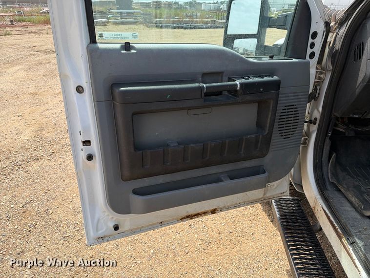 image for item FT6691 2015 Ford F250 Super Duty Crew Cab flatbed pickup truck