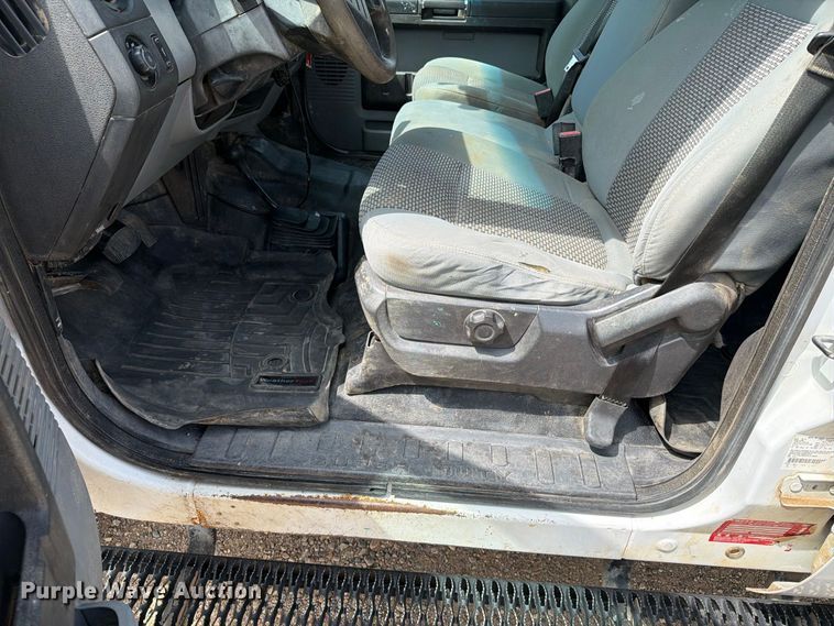image for item FT6691 2015 Ford F250 Super Duty Crew Cab flatbed pickup truck