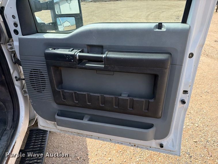 image for item FT6691 2015 Ford F250 Super Duty Crew Cab flatbed pickup truck