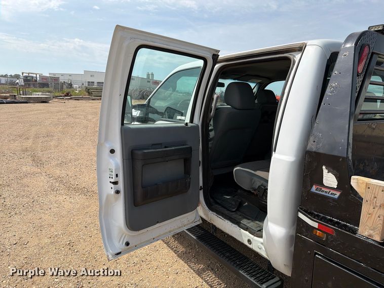 image for item FT6691 2015 Ford F250 Super Duty Crew Cab flatbed pickup truck