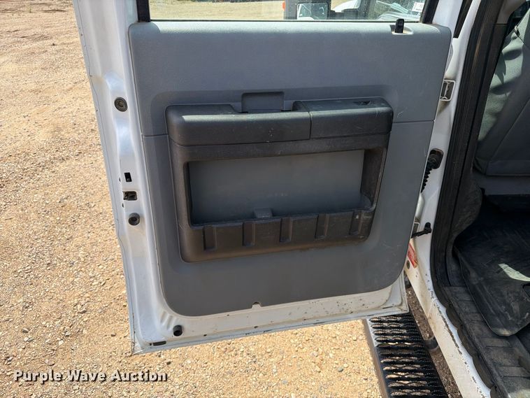 image for item FT6691 2015 Ford F250 Super Duty Crew Cab flatbed pickup truck