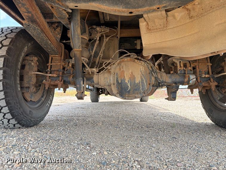 image for item FT6691 2015 Ford F250 Super Duty Crew Cab flatbed pickup truck