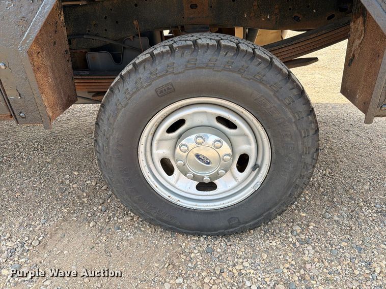image for item FT6691 2015 Ford F250 Super Duty Crew Cab flatbed pickup truck