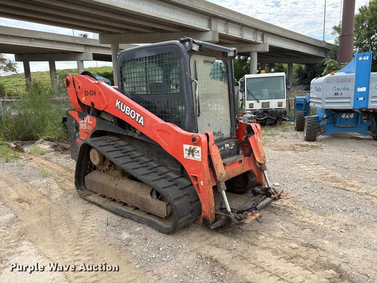 image for item FU4586 2019 Kubota SVL95-2S tracked skid steer loader