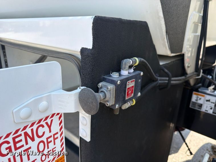 image for item FU4588 2019 Peterbilt 348 fuel and lube truck