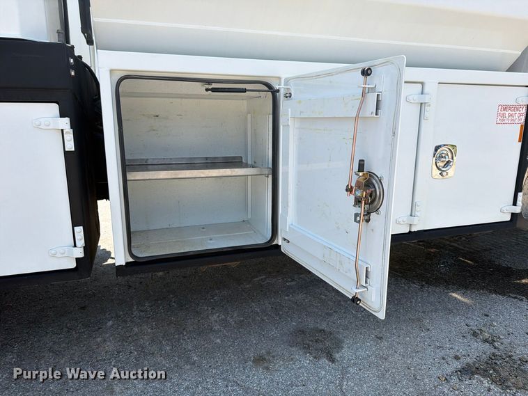 image for item FU4588 2019 Peterbilt 348 fuel and lube truck
