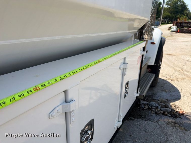image for item FU4588 2019 Peterbilt 348 fuel and lube truck