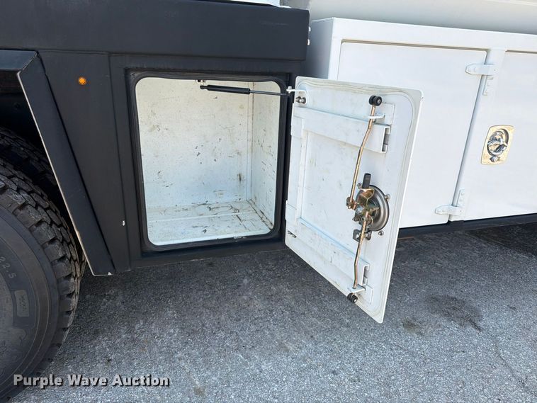 image for item FU4588 2019 Peterbilt 348 fuel and lube truck