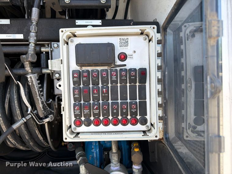 image for item FU4588 2019 Peterbilt 348 fuel and lube truck