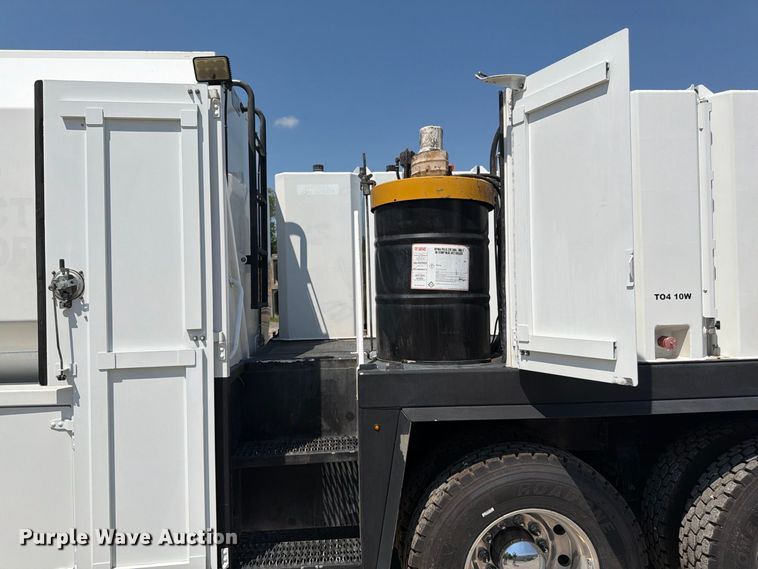 image for item FU4588 2019 Peterbilt 348 fuel and lube truck