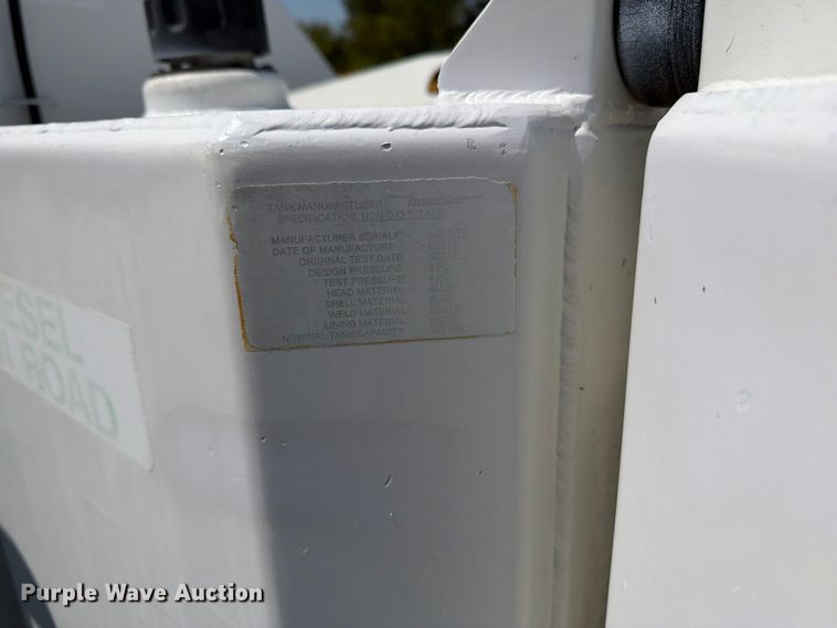 image for item FU4588 2019 Peterbilt 348 fuel and lube truck