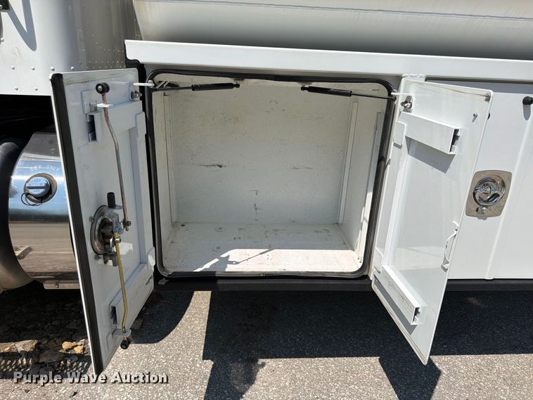 image for item FU4588 2019 Peterbilt 348 fuel and lube truck
